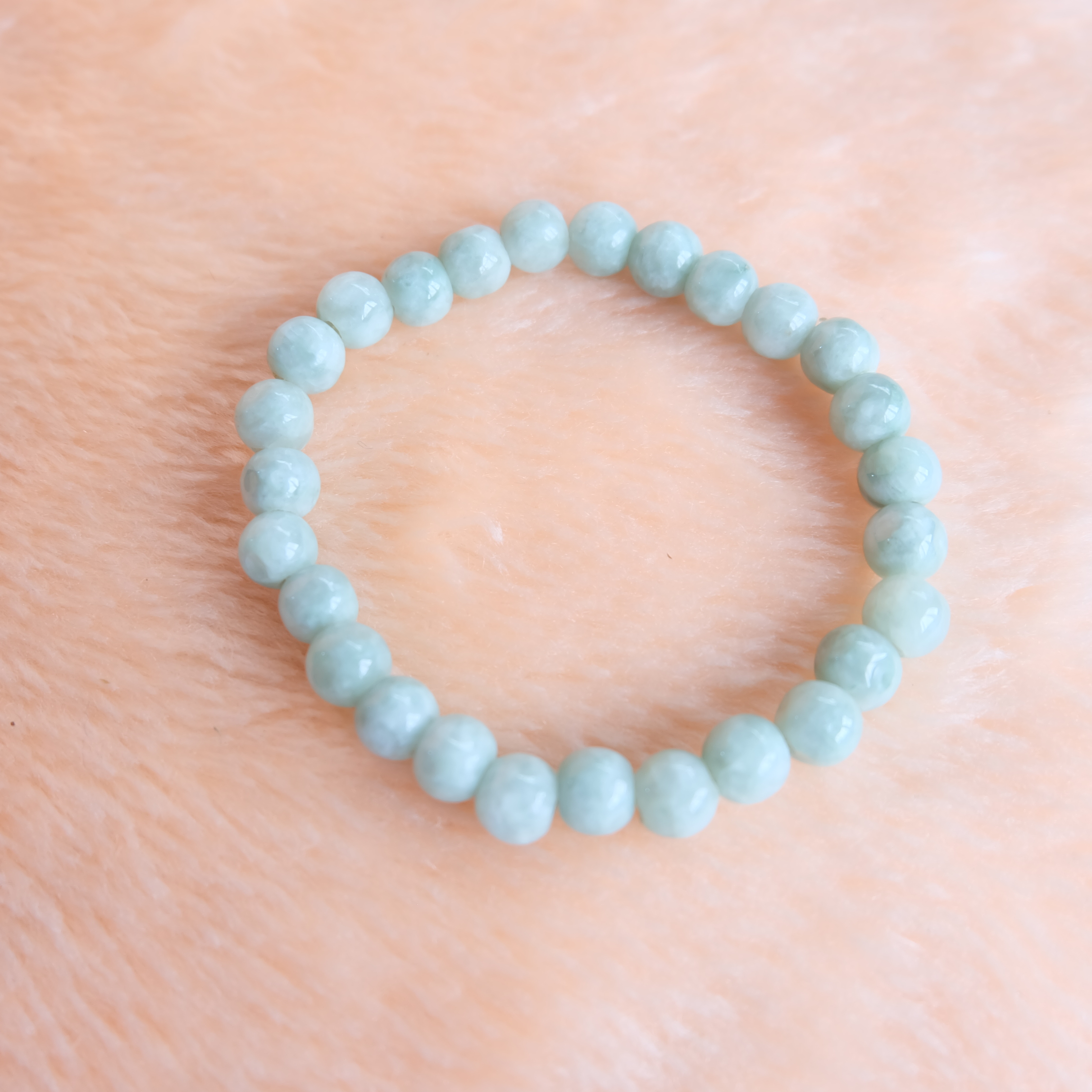 สร้อยข้อมือลูกปัดหยกแท้ สีเขียวอ่อน ขนาด 7-8 มิล ร้อยด้วยเอ็นยืด