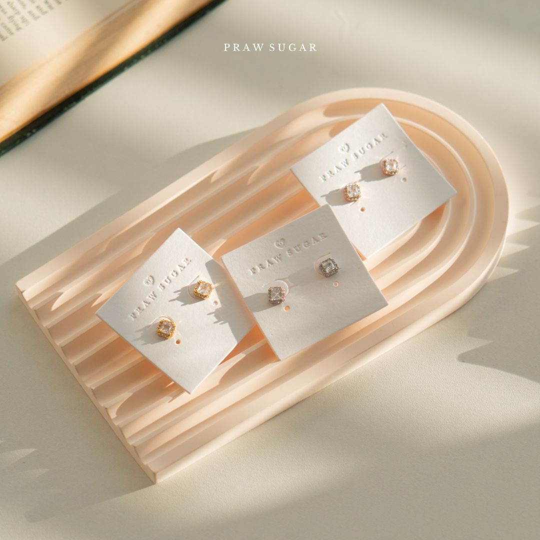Classic Square Stud Earrings - ต่างหูสี่เหลี่ยมคลาสสิคเพชรล้อม (ก้านต่างหูเงินแท้)