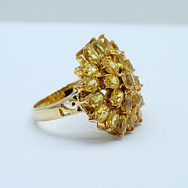 แหวนบุษราคัมน้ำทองฝังรูปดอกไม้ แหวนทรงคุณนาย เสริมดวงวันจันทร์ ตัวเรือนทอง9K หรือ 37.5% เปอร์เซนต์ทองครับ