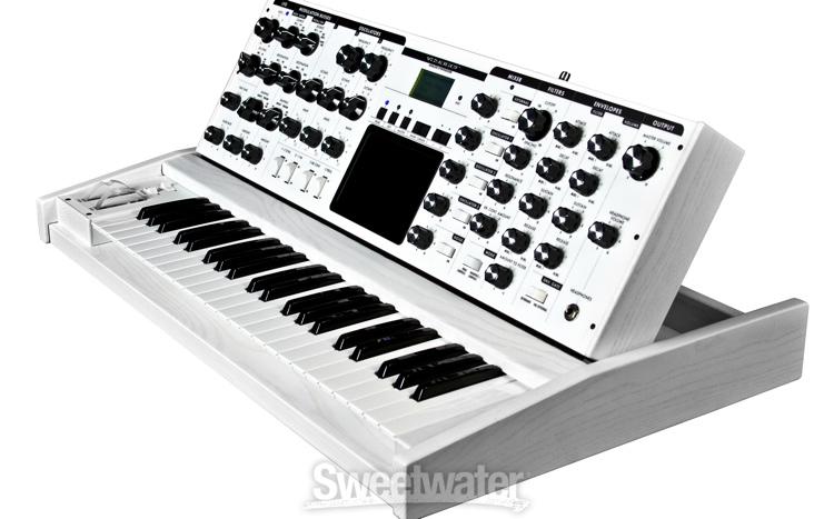 Moog Minimoog Voyager Performer Edition - Limited Edition White