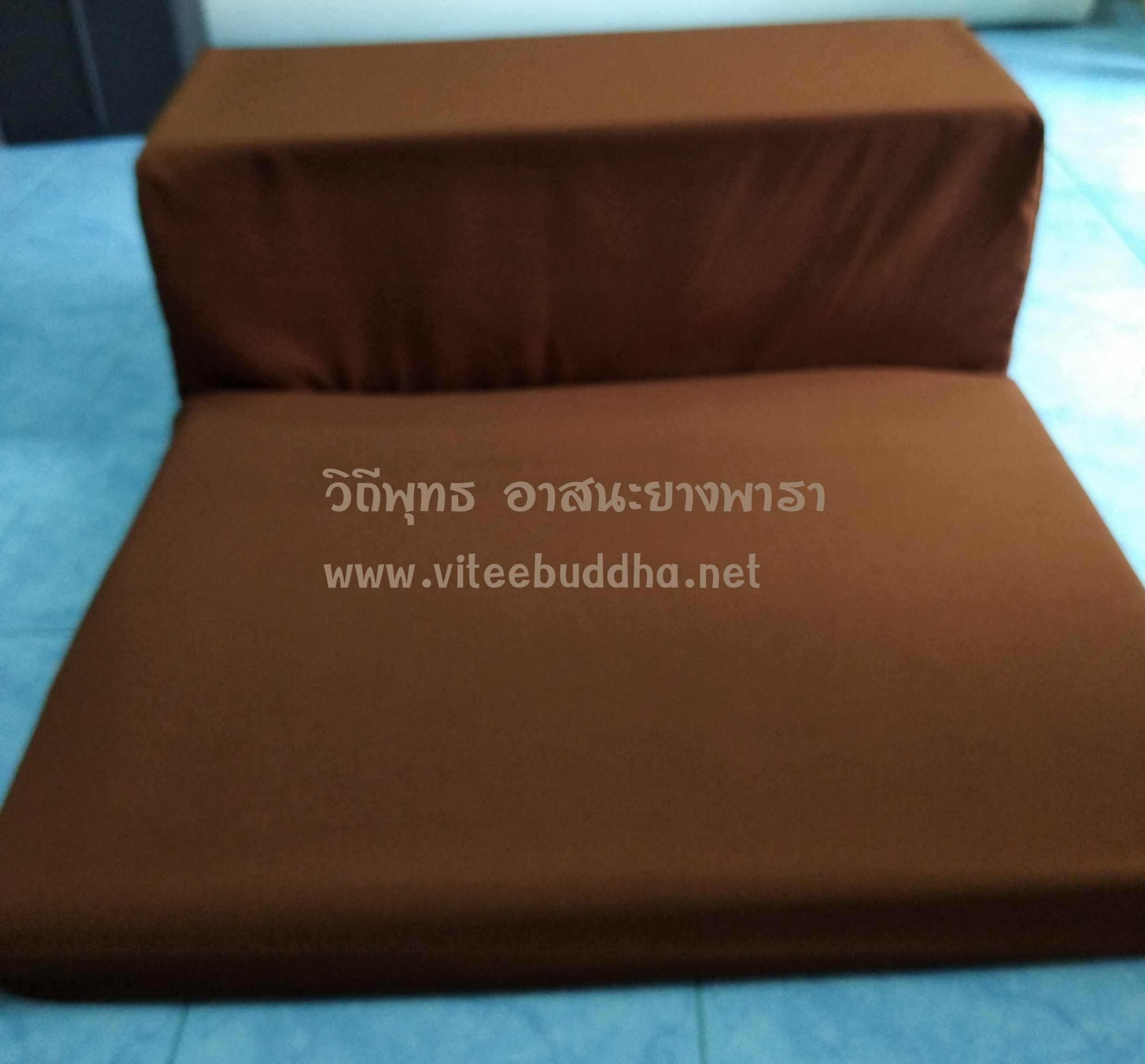 วิถีพุทธ อาสนะยางพารา เบาะรองนั่งปฏิบัติธรรม อาสนะที่นั่งพร้อมหมอนอิงขนาดใหญ่ หุ้มหนังเทียม พร้อมปลอกผ้า สำหรับพระสงฆ์ ขนาดตัวหมอนอิง กว้าง31 นิ้ว สูง 12 นิ้ว หนา12 นิ้ว (78x30x30 ซม.)ขนาดตัวที่นั่ง 31 นิ้ว 24 นิ้ว เบาะหนา 2 นิ้ว(78x60x10 ซม.)