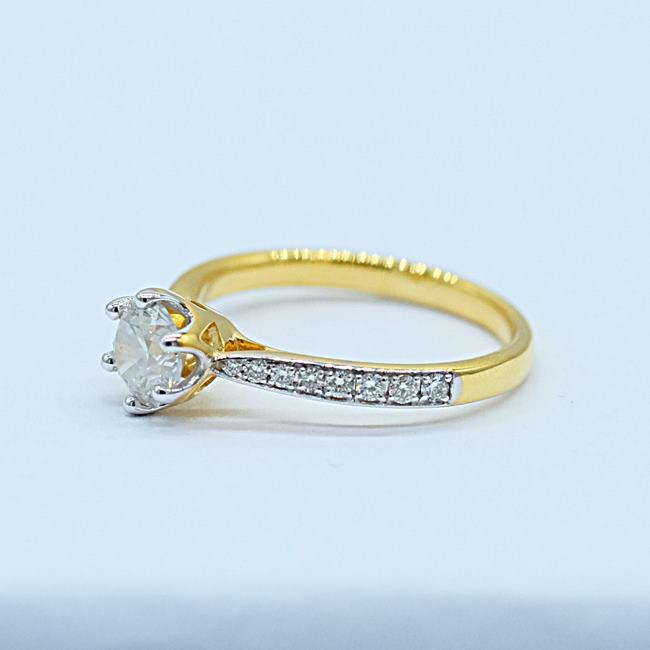 แหวนเพชรเม็ดเดี่ยวไซส์80ตัง ตัวเรือนทอง18K สำหรับสุภาพสตรี เพชรเม็ดกลางขาวมิลค์กี้