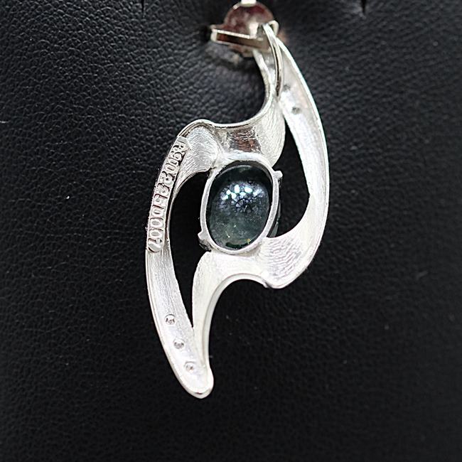 จี้ไพลินฝังเพชรบนตัวเรือนทองคำขาว สำหรับสุภาพสตรีครับ