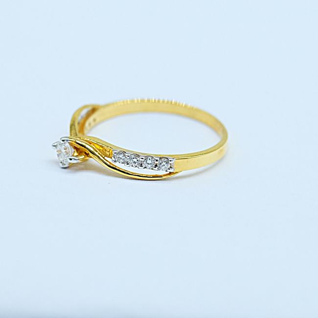 แหวนเพชรเม็ดชูมาพร้อมบ่าข้าง สำหร้บสุภาพสตรีครับ