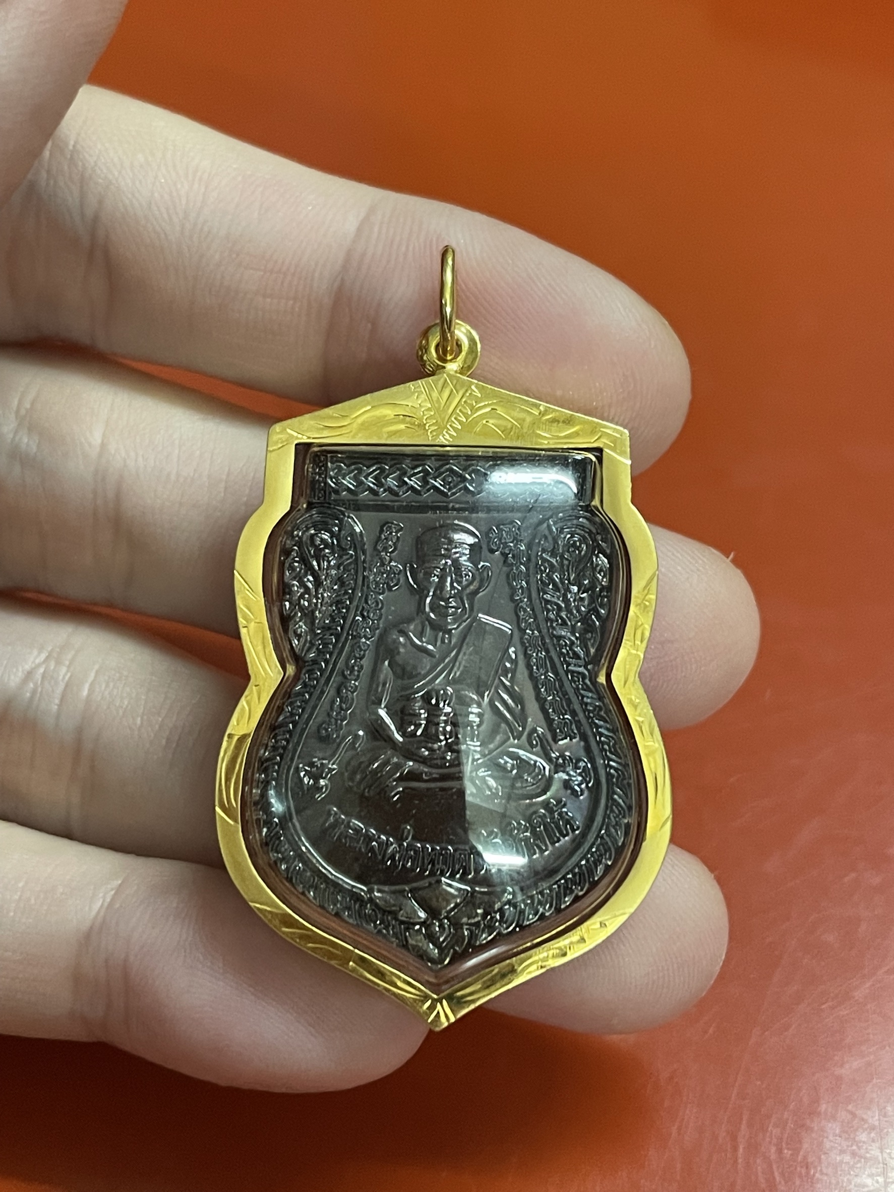 จี้พระหลวงปู่ทวด ด้านหลังหลวงปู่ทิม กรอบทองแท้