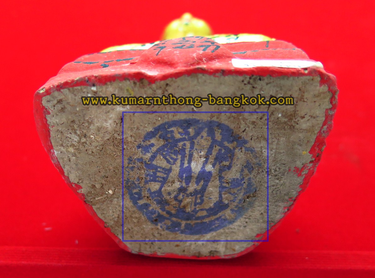 (โชว์) กุมารทอง หลวงปู่แย้ม วัดสามง่าม จ.นครปฐม (น้องบัณฑิต) เนื้อดิน สีทองทองฐานแดง พิมพ์เล็ก ขนาดตั้งบูชาสูง 5นิ้ว กว้าง 3นิ้ว รุ่น มหาเศรษฐี ปี 54-55