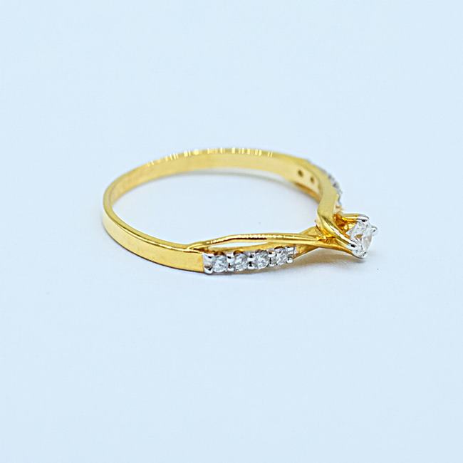 แหวนเพชรเม็ดชูมาพร้อมบ่าข้าง สำหร้บสุภาพสตรีครับ