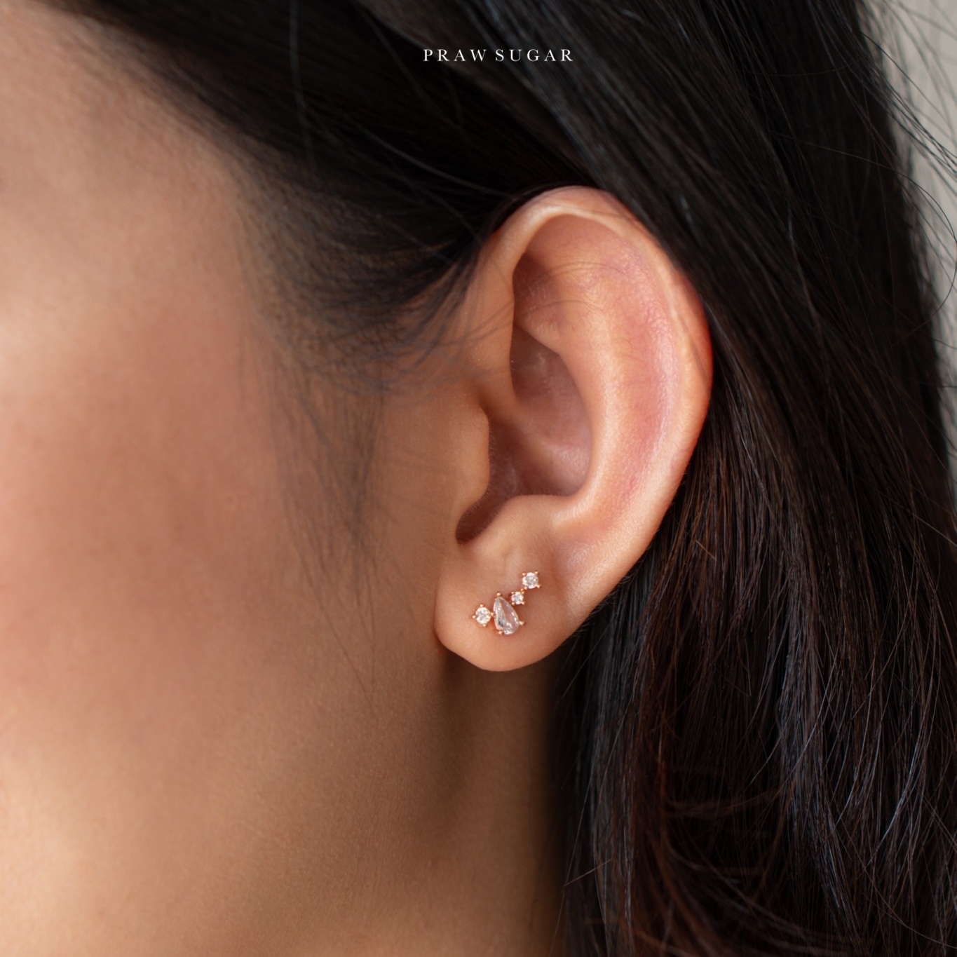 Pear Crystal Curve Earrings - ต่างหูคริสตัลหยดน้ำเรือนทรงโค้ง (มี 3 สี)(ก้านต่างหูเงินแท้)