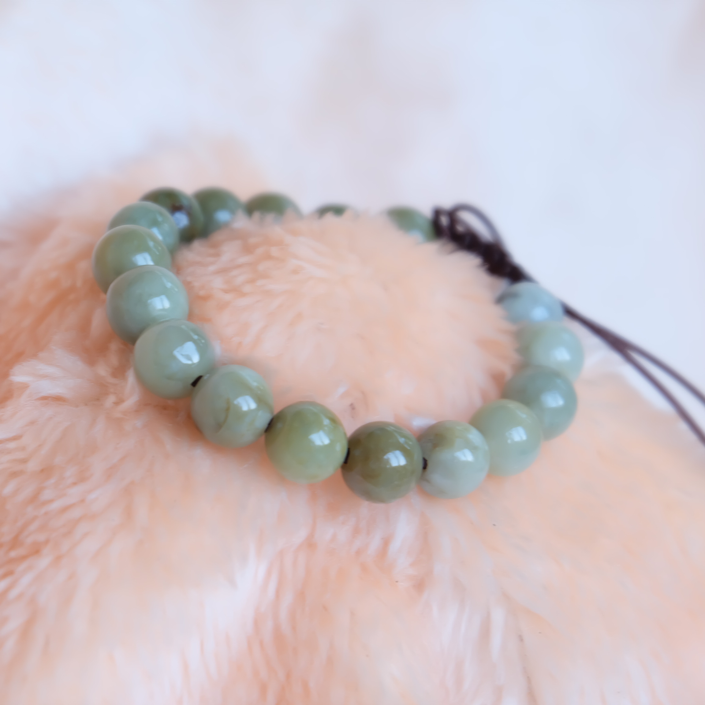 สร้อยข้อมือลูกปัดหยกแท้ 9-10 มิล หยกแท้ หยกพม่า หยกคละสี เชือกดึง รอบข้อมือ 16-18 ซม. มีรอย