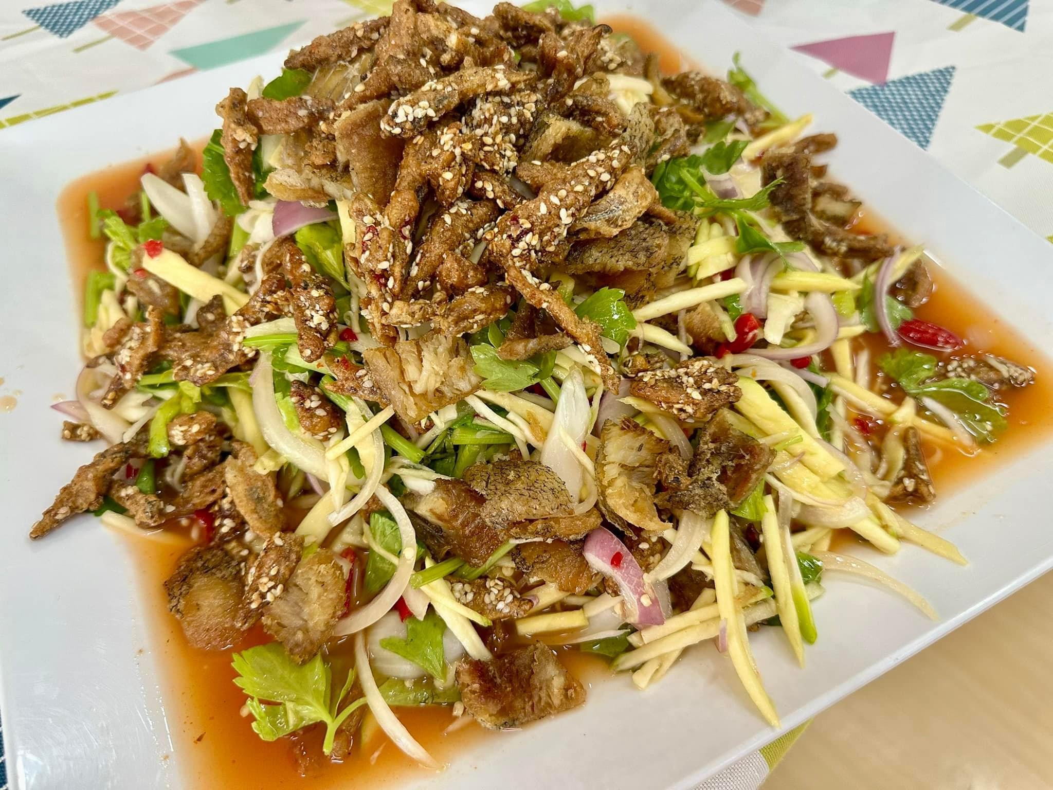 ยำปลาทอดกรอบ