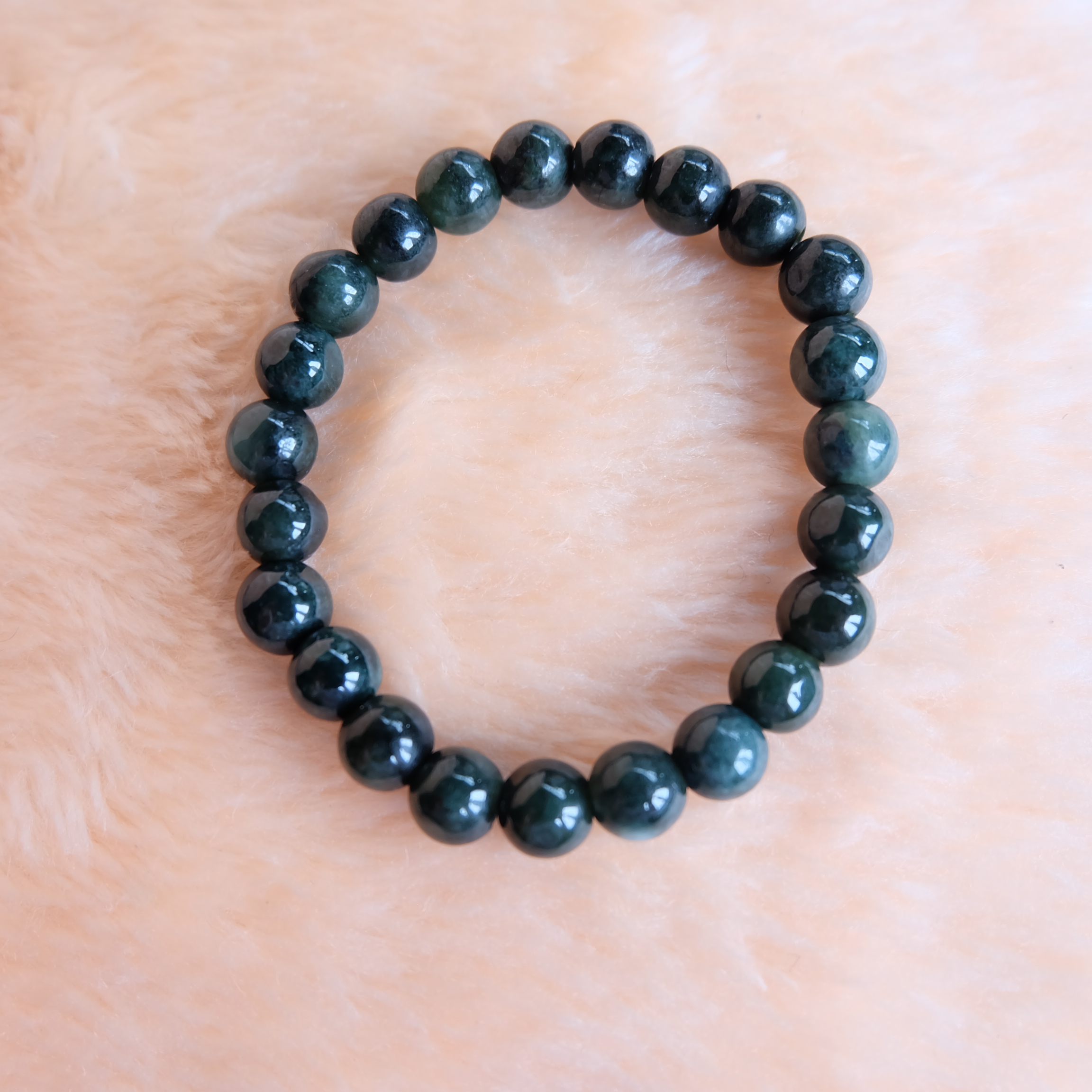 สร้อยข้อมือลูกปัดหยกแท้ สีเขียวเข้ม ลูกปัดขนาด 8 มิล. ร้อยด้วยไหมยืด รอบข้อมือ 16 เซนติเมตร