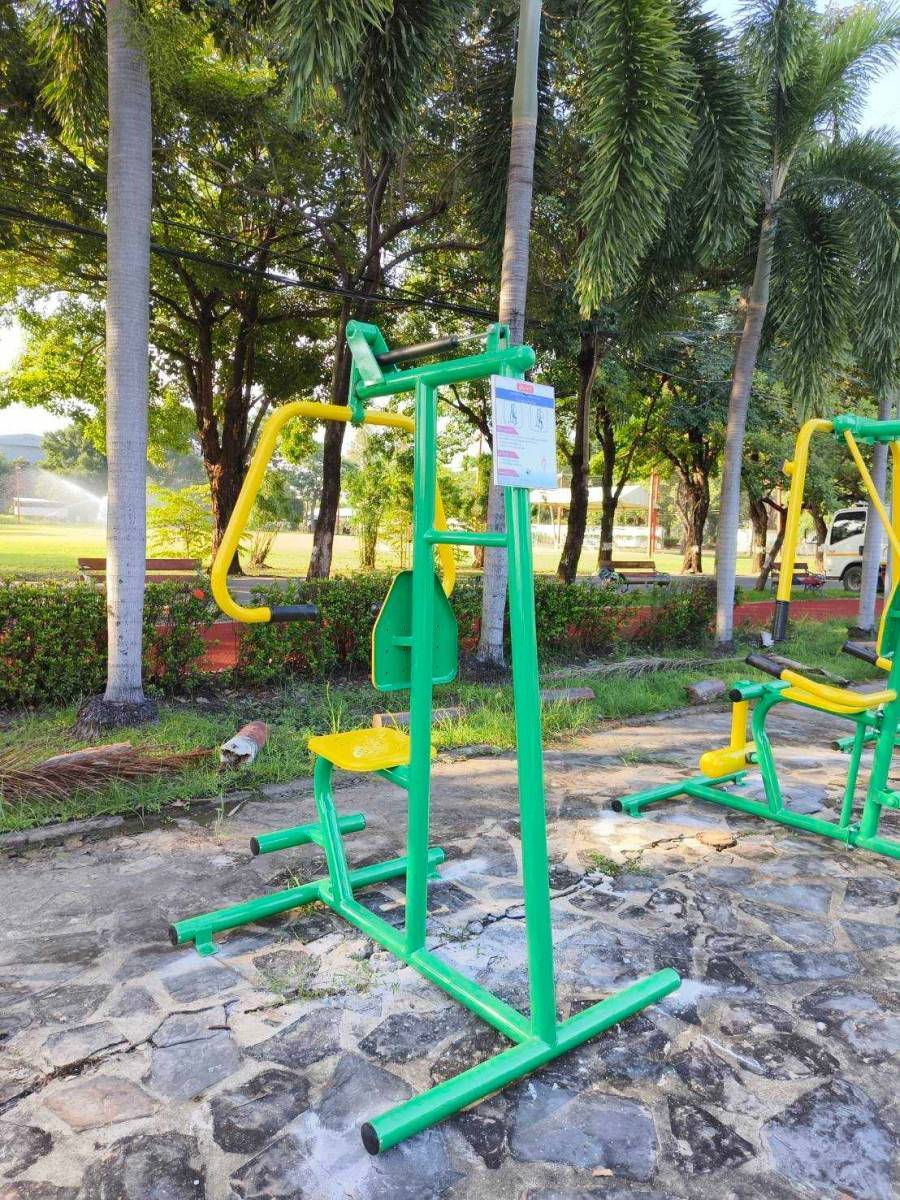 เครื่องออกกำลังกายกลางแจ้ง ชุดบริหารแขน-หัวไหล่-หน้าอก (แบบดันยกตัวเดี่ยว) สำหรับผู้สูงอายุและบุคคลทั่วไป เครื่องออกกําลังกายกลางแจ้งเทศบาล, เครื่องออกกําลังกายสาธารณะ ,ราคาโรงงาน สินค้าผลิตในไทย สั่งทำตามสีที่ต้องการได้