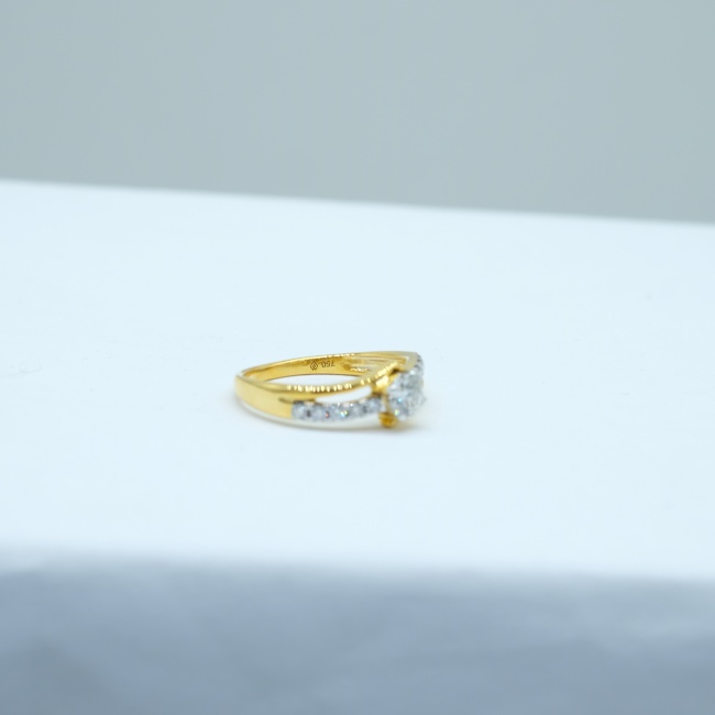 แหวนเพชรแท้ ตัวเรือนทอง18K เพชรเม็ดกลางขนาด30ตัง เพชรน้ำ98 คุณภาพดีเหลี่ยมคมชัดครับ