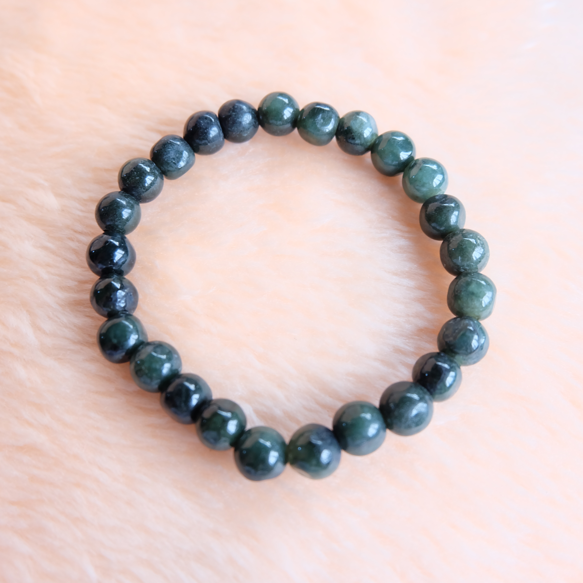 สร้อยข้อมือลูกปัดหยกแท้ สีเขียวเข้ม ขนาด 9 มิล ร้อยด้วยเอ็นยืด รอบข้อมือ 16 ซม.