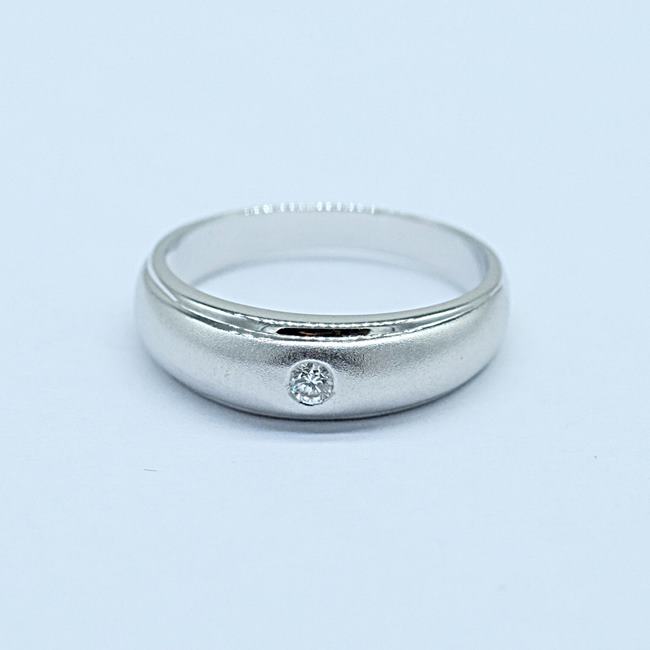 แหวนเพชรเม็ดเดี่ยว ทรงปอกมีดพ่นทราย สำหรับสุภาพสตรีครับ