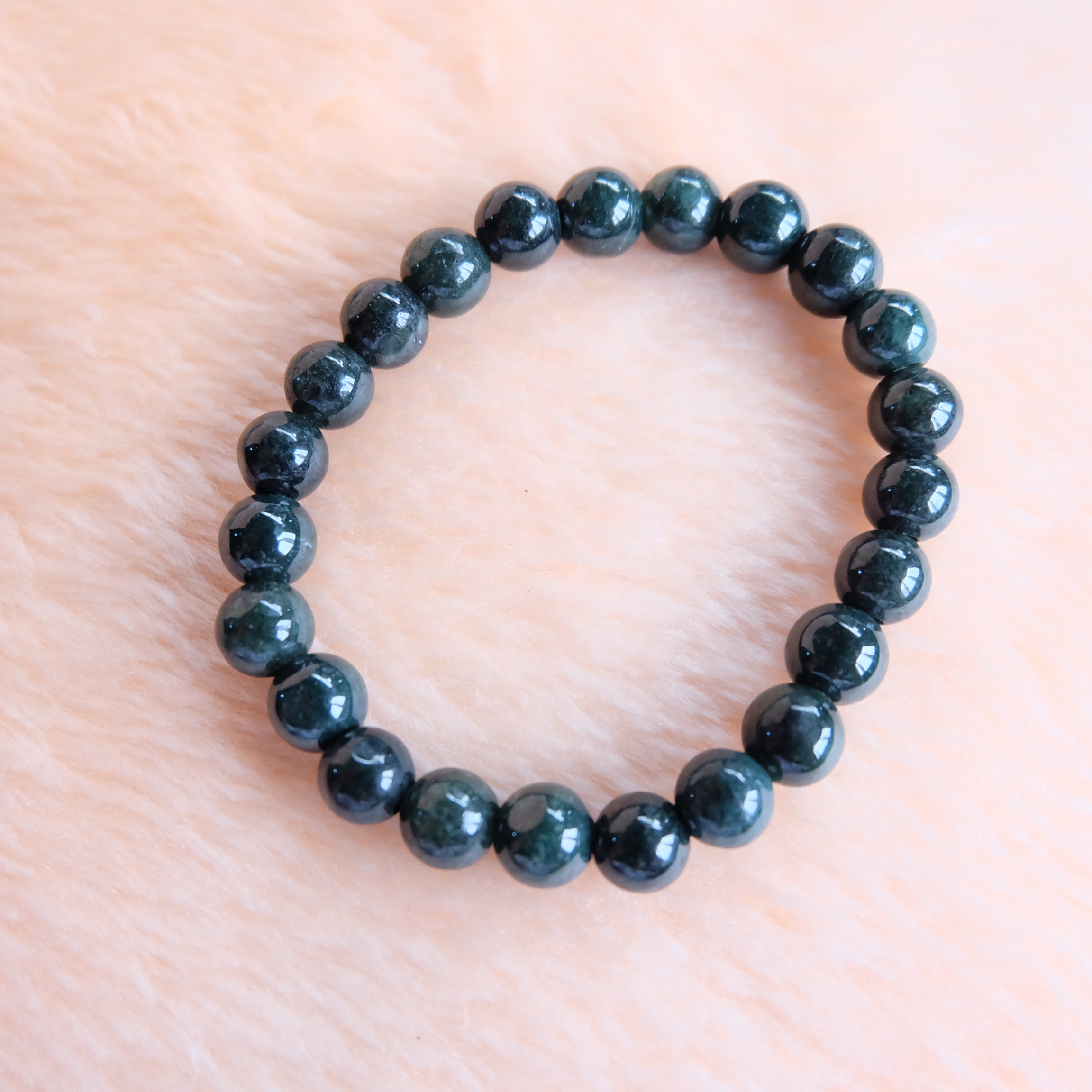 สร้อยข้อมือลูกปัดหยกแท้ สีเขียวเข้ม ขนาด 8-9 มิล ร้อยด้วยเอ็นยืด รอบข้อมือ 16.5 ซม.