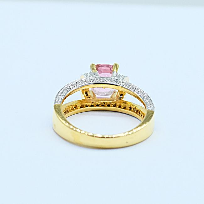 แหวนพลอยสปีเนลสีชมพูตัวเรือนทอง18Kล้อมเพชรน้ำ98 สำหรับสุภาพสตรีครับ