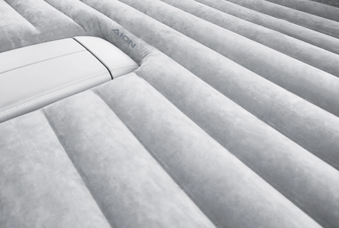 GAC Aion Y Plus ที่นอนเป่าลม ใช้ในรถยนต์เนื้อผ้ากำมะหยี่ให้สัมพัสสบาย ใช้กับเต็นท์ฟิตนิหรือเป็นเตียงเด็กได้ สะดวกในการพบพาไปข้างนอก คุณภาพดีทนทาน