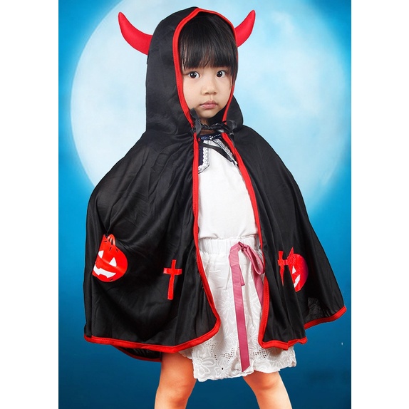 ผ้าคลุมเดวิล ลายฟักทอง สีดำ ยาว 48 ซม. + ไม้สามง่ามยาว 50 ซม. สำหรับแต่งเป็น ชุดแฟนซีเด็ก ในวันฮาโลวีน (แบบใหม่เขาเป็นสีแดงตามรูปแนบ)