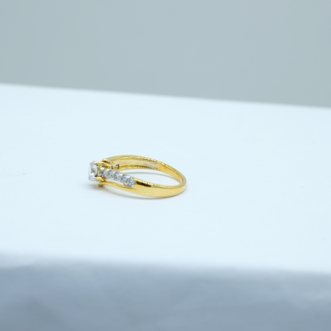 แหวนเพชรแท้ ตัวเรือนทอง18K เพชรเม็ดกลางขนาด30ตัง เพชรน้ำ98 คุณภาพดีเหลี่ยมคมชัดครับ