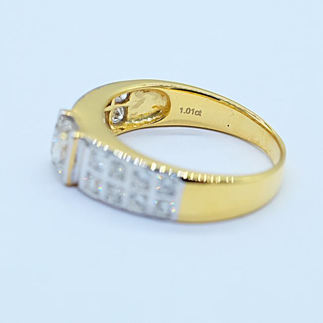 แหวนเพชรเม็ดเดี่ยว1กะรัตพร้อมบริวาลล้อม2แถว ตัวเรือนทอง9K เพชรน้ำ 98