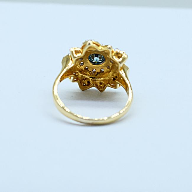 แหวนเพชรบลูไดมอนด์ ฝังรูปดอกไม้บนตัวเรือนทอง9K หรือ 37.5% เปอร์เซนต์ทองครับ สำหรับสุภาพสตรี