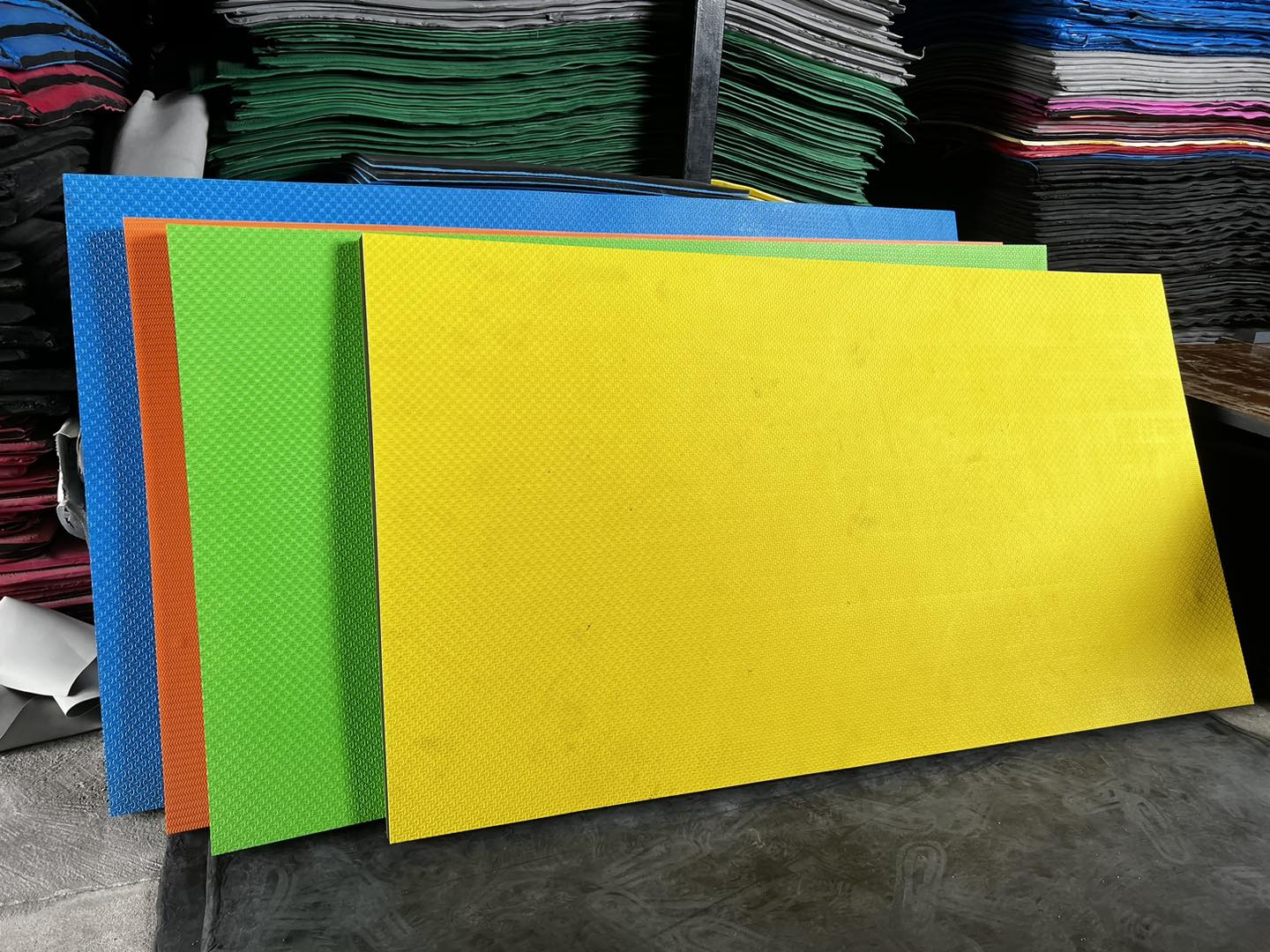 แผ่นยางเรียบ / มีลาย สีสดใส สีต่างๆ เลือกสีได้ แผ่นยางงานในร่ม ขนาดแผ่น 130x240 ซม. หนา 5-60 มม. ,แผ่นกันกระแทก,โฟมยางปูพื้น,จิ๊กซอว์ปูพื้น, ปูกับห้องเด็ก ห้องออกกำลังกาย ค่ายมวย โรงยิม