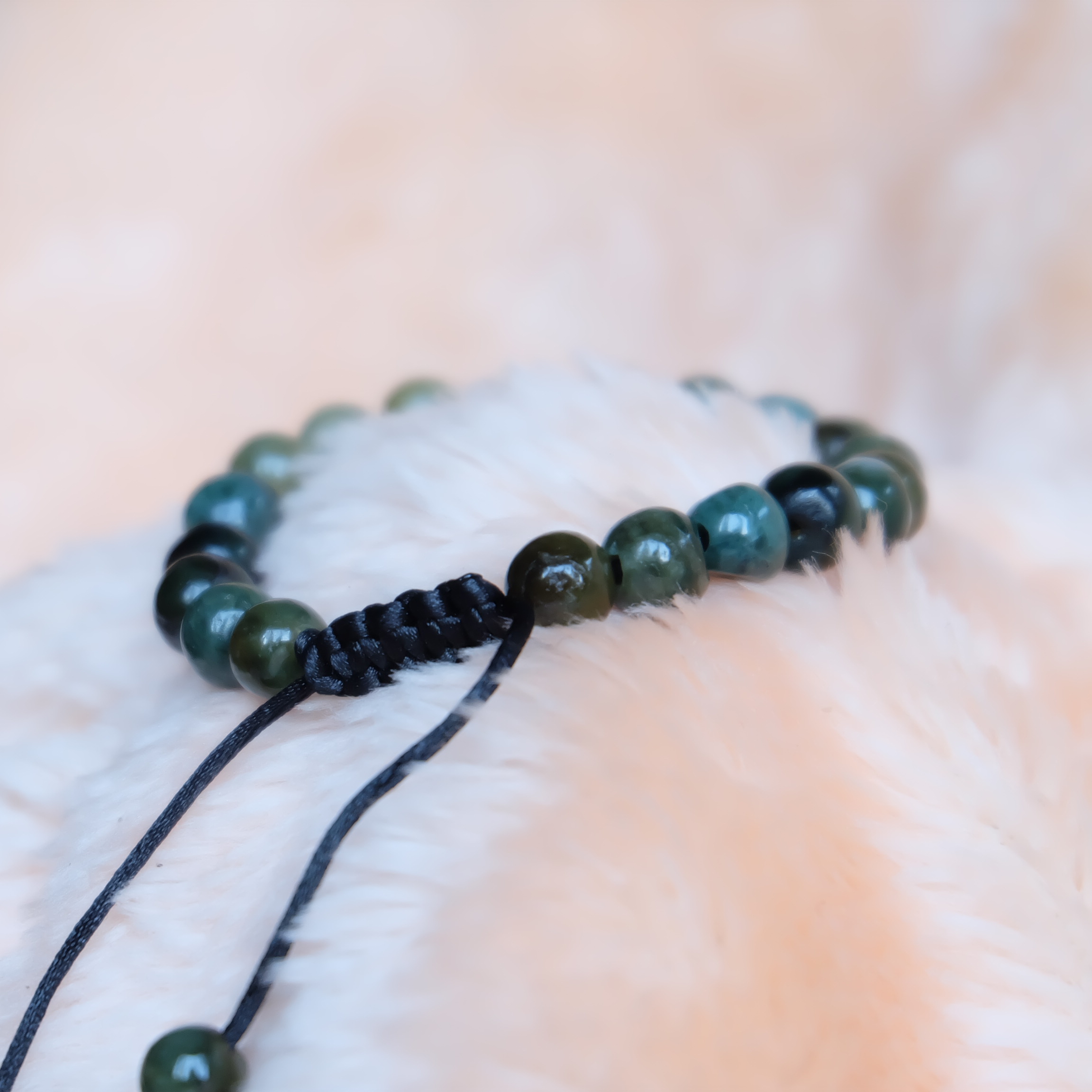 สร้อยข้อมือลูกปัดหยกแท้ 8-9 มิล หยกแท้ หยกพม่า หยกคละสี เชือกดึง รอบข้อมือ 15-17 ซม. มีรอย