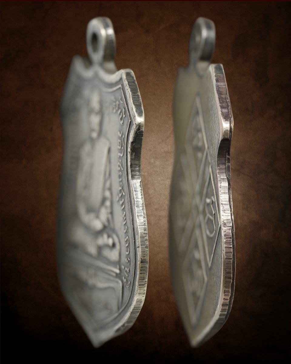 เหรียญเนื้อเงินพระครูวิสุทธิรังษี (หลวงปู่เปลี่ยน) รุ่นแรก พ.ศ.2472 วัดไชยชุมพลชนะสงคราม จ.กาญจนบุรี (โชว์พระ)