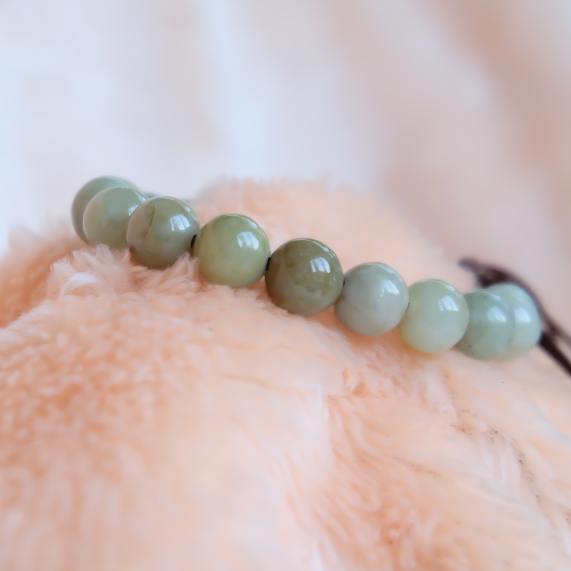 สร้อยข้อมือลูกปัดหยกแท้ 9-10 มิล หยกแท้ หยกพม่า หยกคละสี เชือกดึง รอบข้อมือ 16-18 ซม. มีรอย
