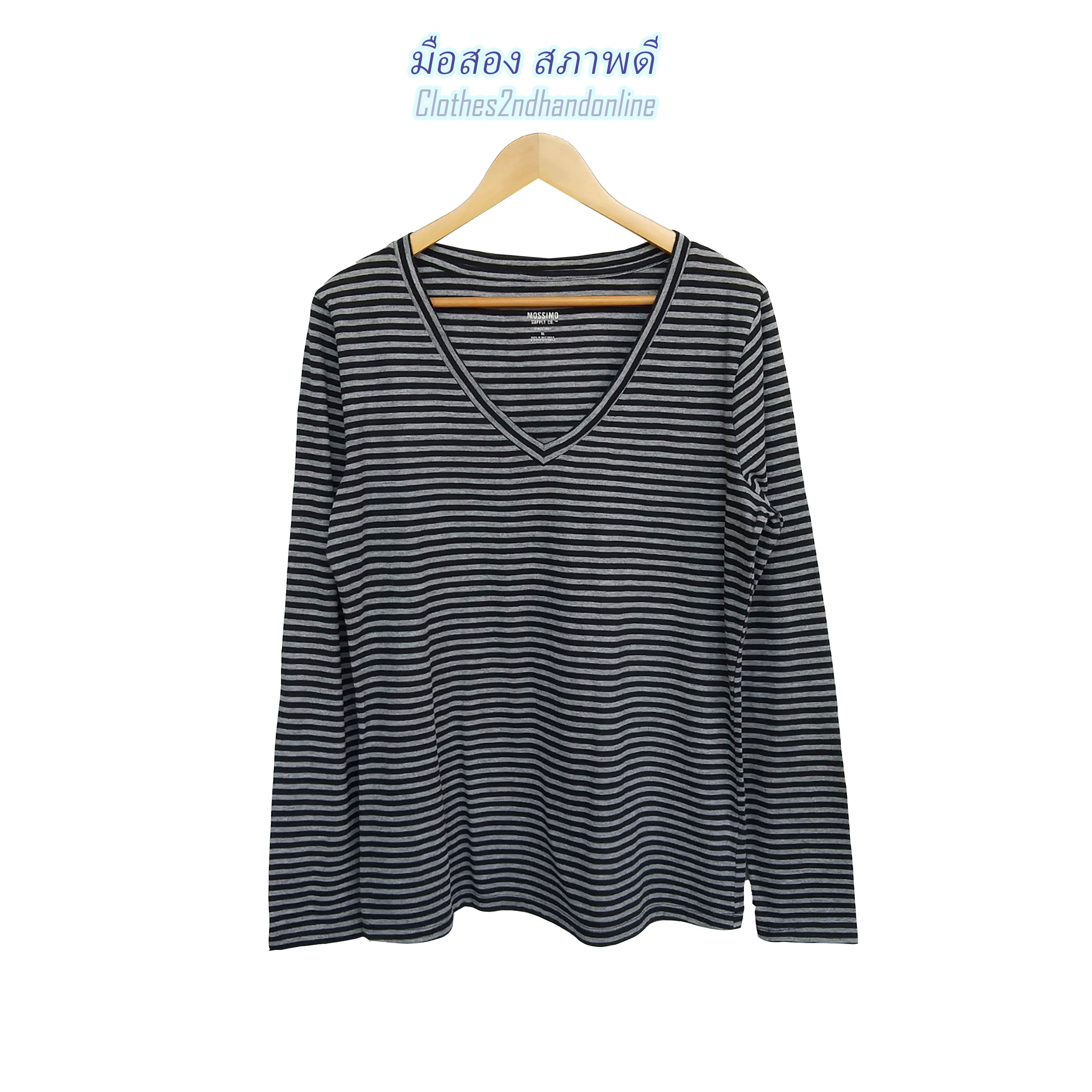 เสื้อมือสอง คอวี ผ้าฝ้ายผสม ยืด เนื้อบาง ลายขวางสีเทาดำ แขนยาว อก 40-42 นิ้ว