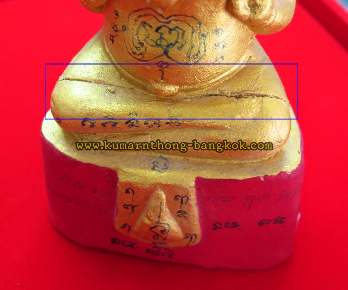 กุมารทอง หลวงปู่แย้ม วัดสามง่าม จ.นครปฐม (น้องนำโชค) เนื้อดิน สีทองฐานแดง ขนาดตั้งบูชาสูง 6.5นิ้ว กว้าง 4นิ้ว รุ่น สร้างเจดีย์ ปี 2552