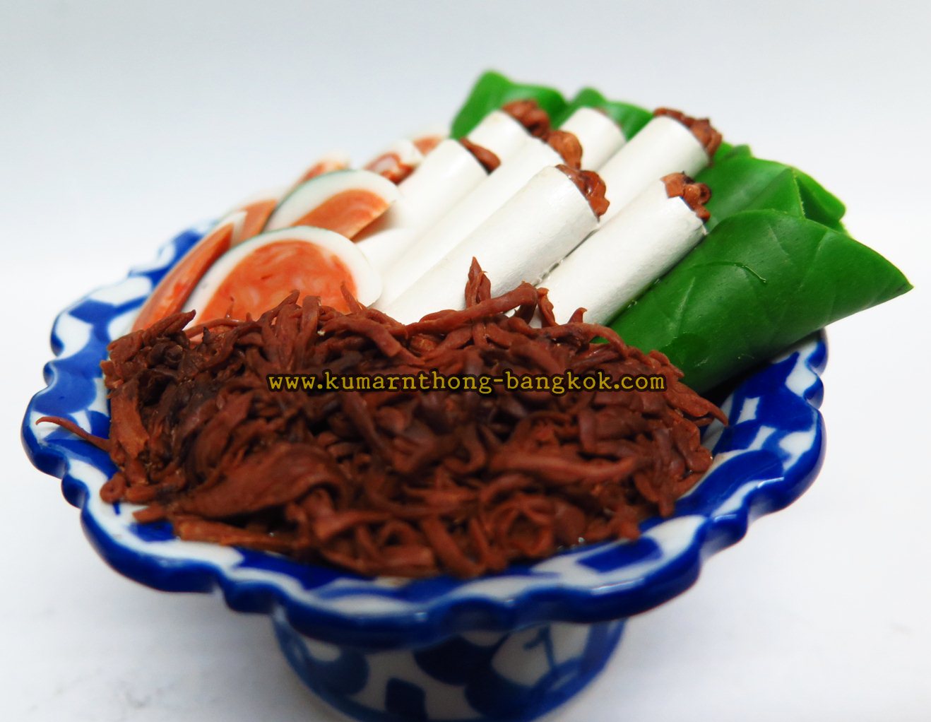 ชุด พานเชี่ยนหมากพลูบุหรี่ ประดิษฐ์ แบบถวาย ขนาดกลาง สูง 1.5นิ้ว กว้าง 3นิ้ว วัสดุทำจากดิน (ชุดพร้อมพานตั้ง)