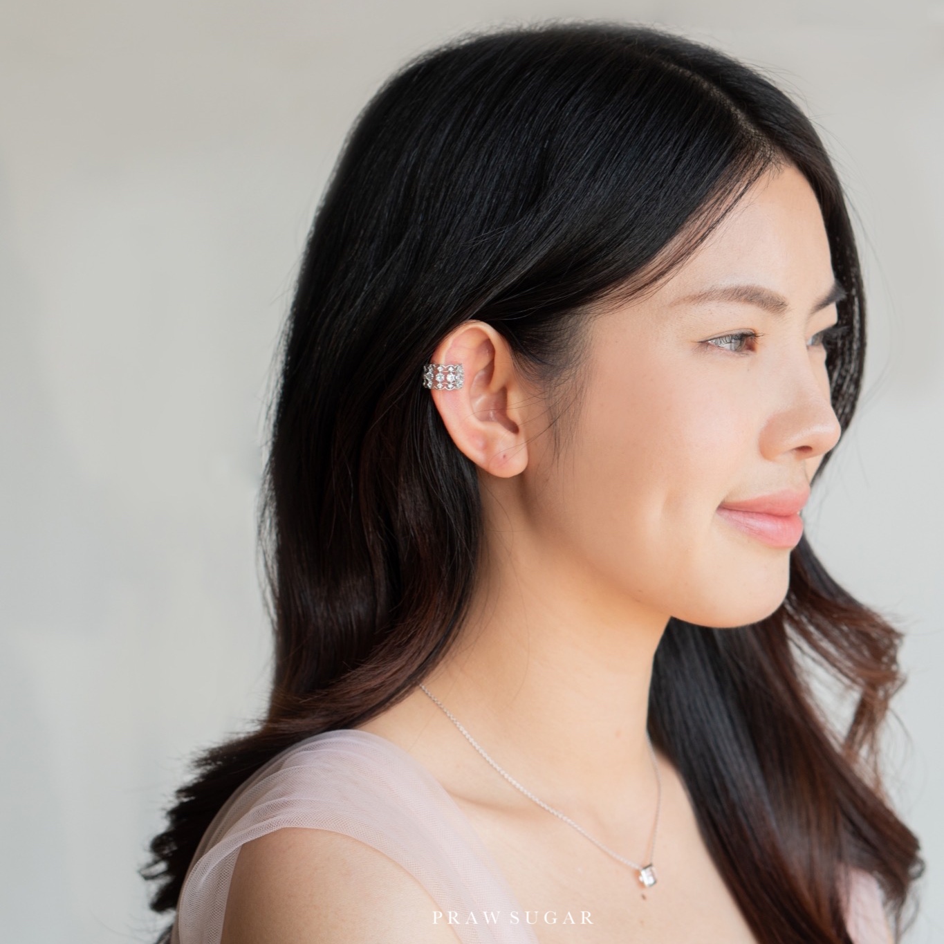 Wavy Gorgeous Earcuff - เอียคัฟลายโค้งประดับคริสตัล (มี 3 สี)