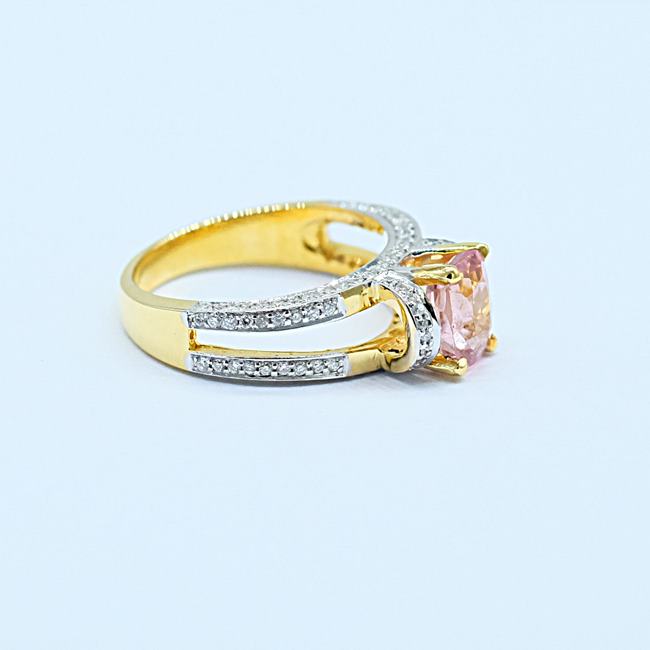 แหวนพลอยสปีเนลสีชมพูตัวเรือนทอง18Kล้อมเพชรน้ำ98 สำหรับสุภาพสตรีครับ