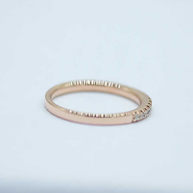 แหวนเพชรแถวครึ่งวง ขนาดกระทัดรัดตัวเรือนสีพิงค์โกลด์