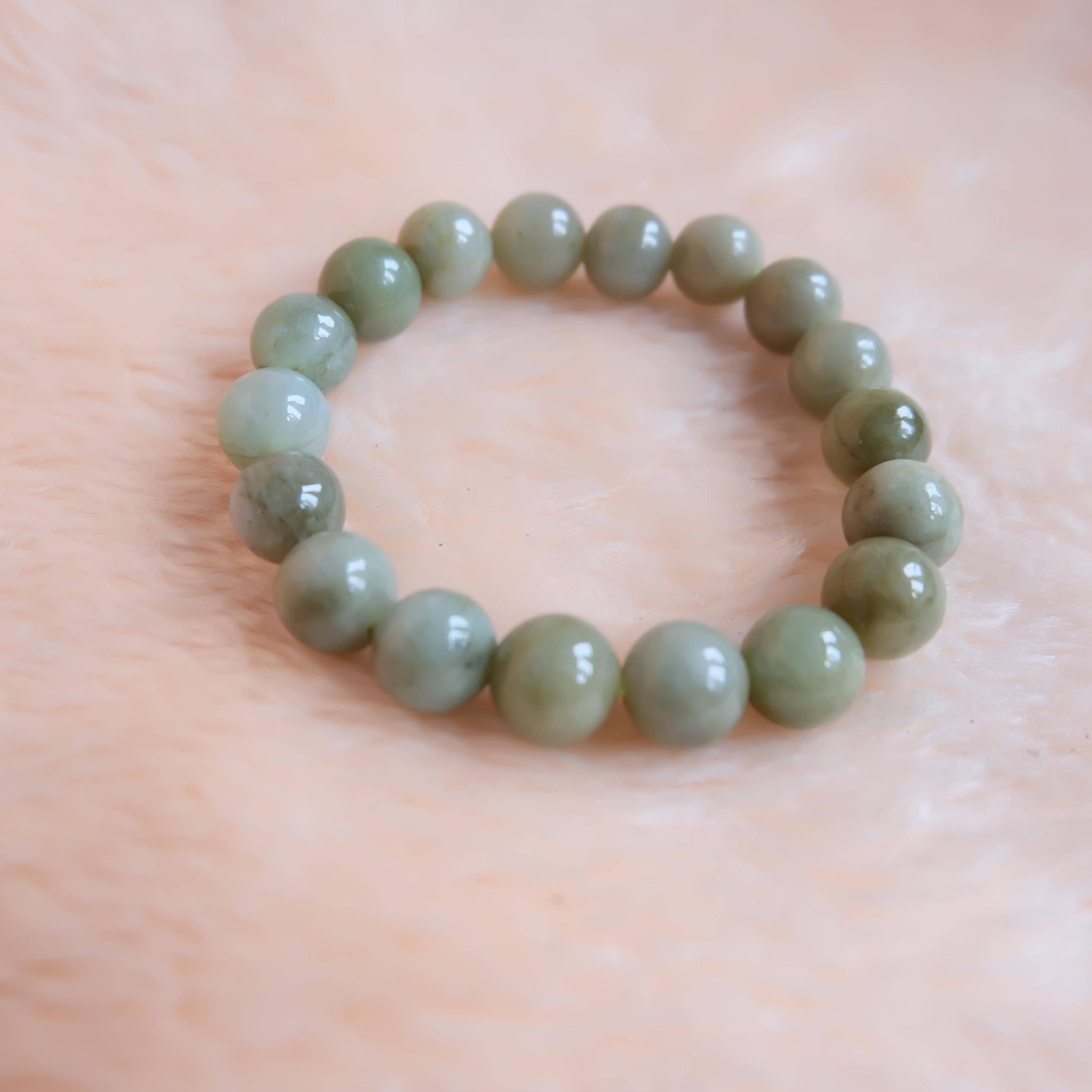 สร้อยข้อมือลูกปัดหยกแท้ หยกพม่า หยกเจไดต์ ขนาด 11 มิล รอบข้อมือ 16.5 เซนติเมตร ร้อยด้วยไหมยืด มีรอย