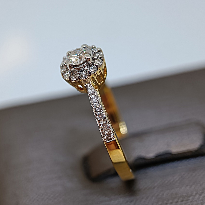 แหวนเพชรเม็ดเดี่ยวพร้อมเพชรบ่าล้อม สำหรับสุภาพสตรี ใช้เป็นแหวนหมั้น แหวนแต่งงานครับ