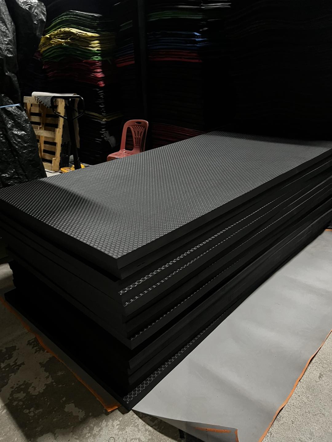 แผ่นยางเรียบ/ มีลาย สีดำ แผ่นยางงานในร่ม ขนาดแผ่น 130x240 ซม. หนา 5-60 มม. แผ่นยางดำ,แผ่นยางปูพื้น,แผ่นรองพื้น,แผ่นยาง,แผ่นยางกันกระแทก,ยางแผ่น,แผ่นโฟมยาง,แผ่นยางeva,แผ่นยางรองพื้น,แผ่นยางรองพื้นกันกระแทก, โฟมยาง,eva