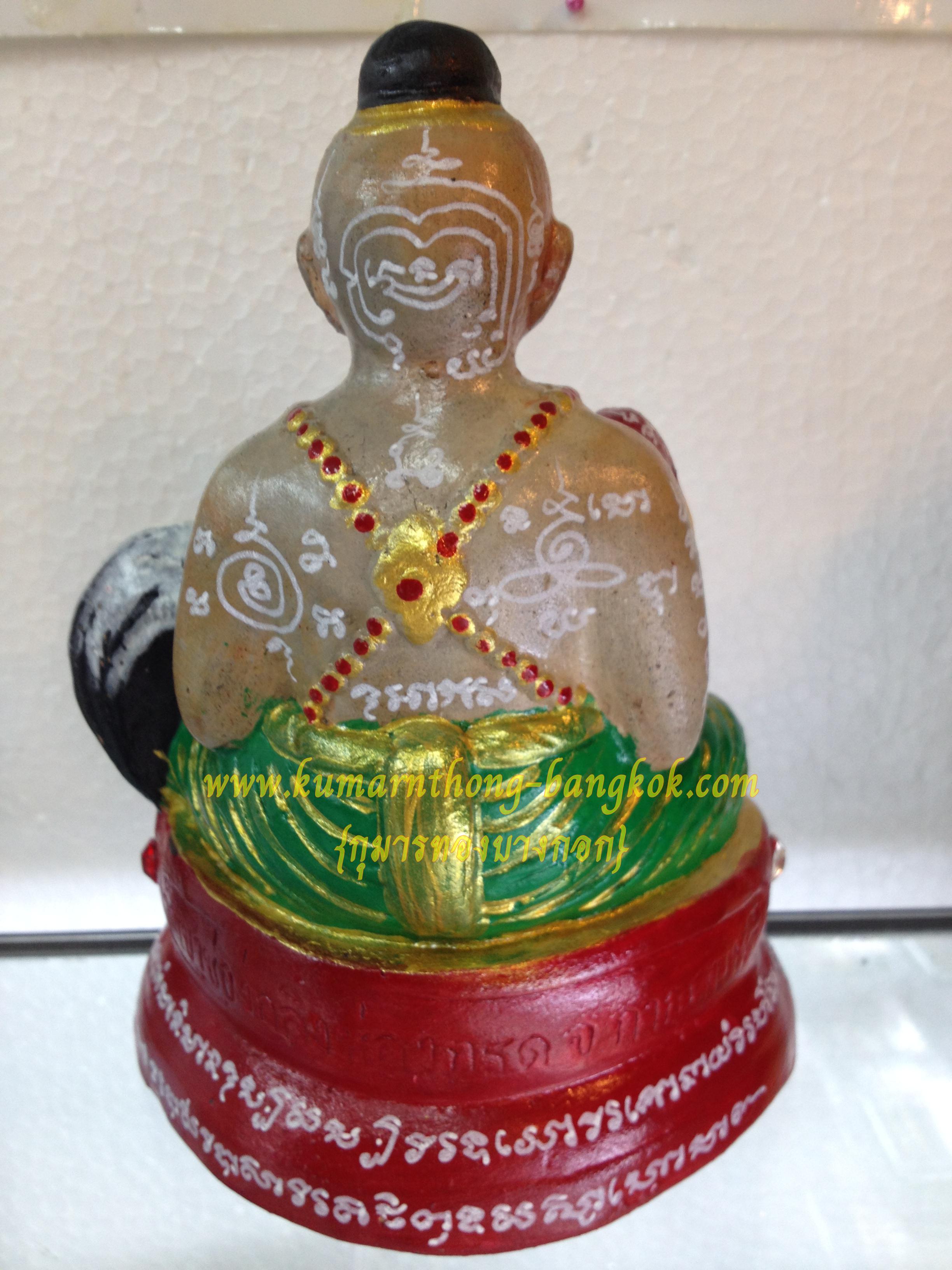 กุมารไกรทองอุ้มไก่ ขนาดบูชา 6.5 นิ้ว เนื้อดินเผาเพ้นท์สีฝังพลอยเรียกทรัพย์ หลวงปู่แย้ม วัดสามง่าม จ.นครปฐม (รุ่นสร้างอุโบสถวัดเขาช่องกลิ้งช่องกรด) (โชว์)