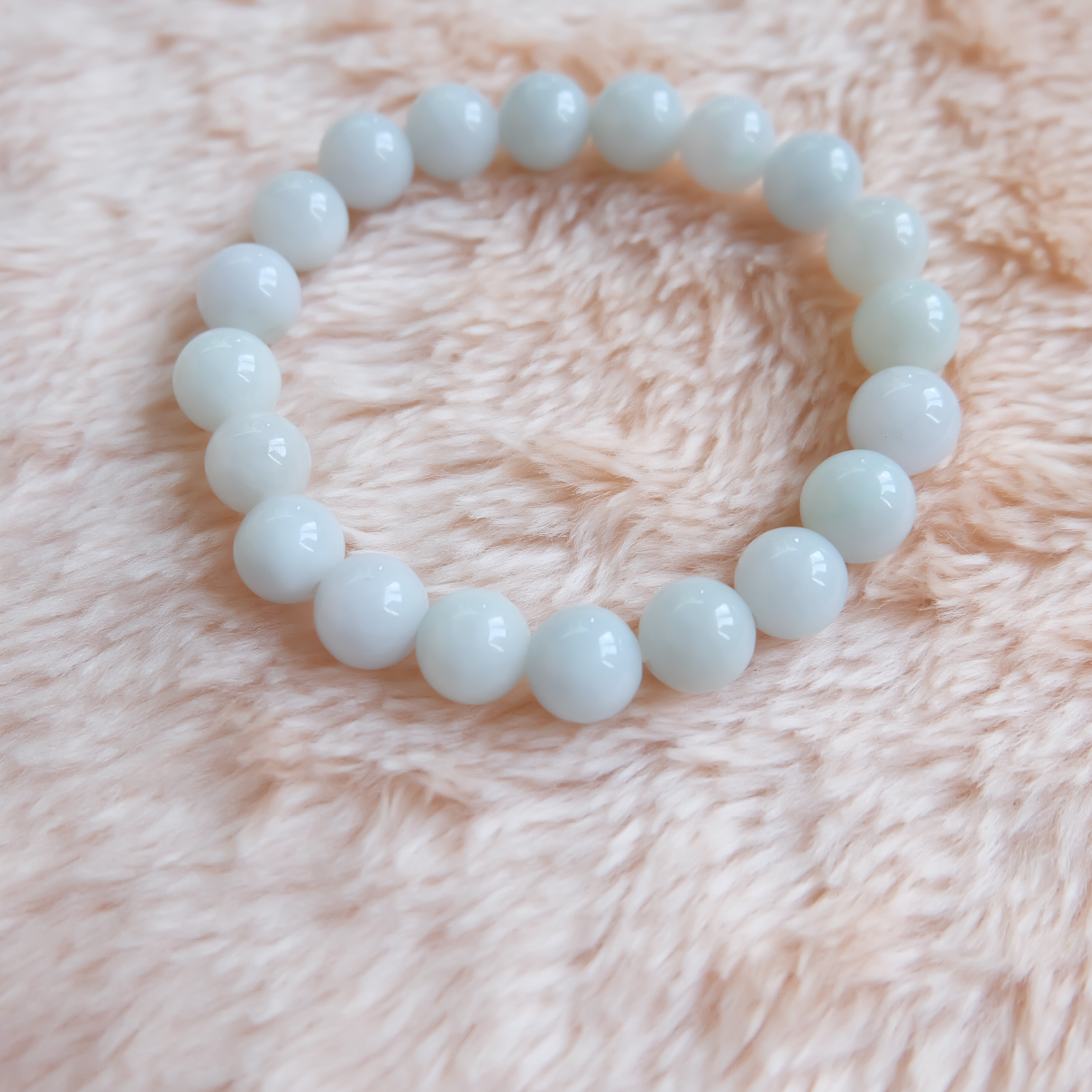 สร้อยข้อมือลูกปัดหยกแท้ สีขาว ขนาด 10 มิล ร้อยด้วยเอ็นยืด รอบข้อมือ 16.5-17 เซนติเมตร ราคาพิเศษ