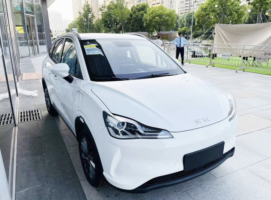 ราวแร็คหลังคารถ สำหรับรถยนต์ไฟฟ้า NETA V , NETA V pro แบบแปะ ทรงแนบ (H)