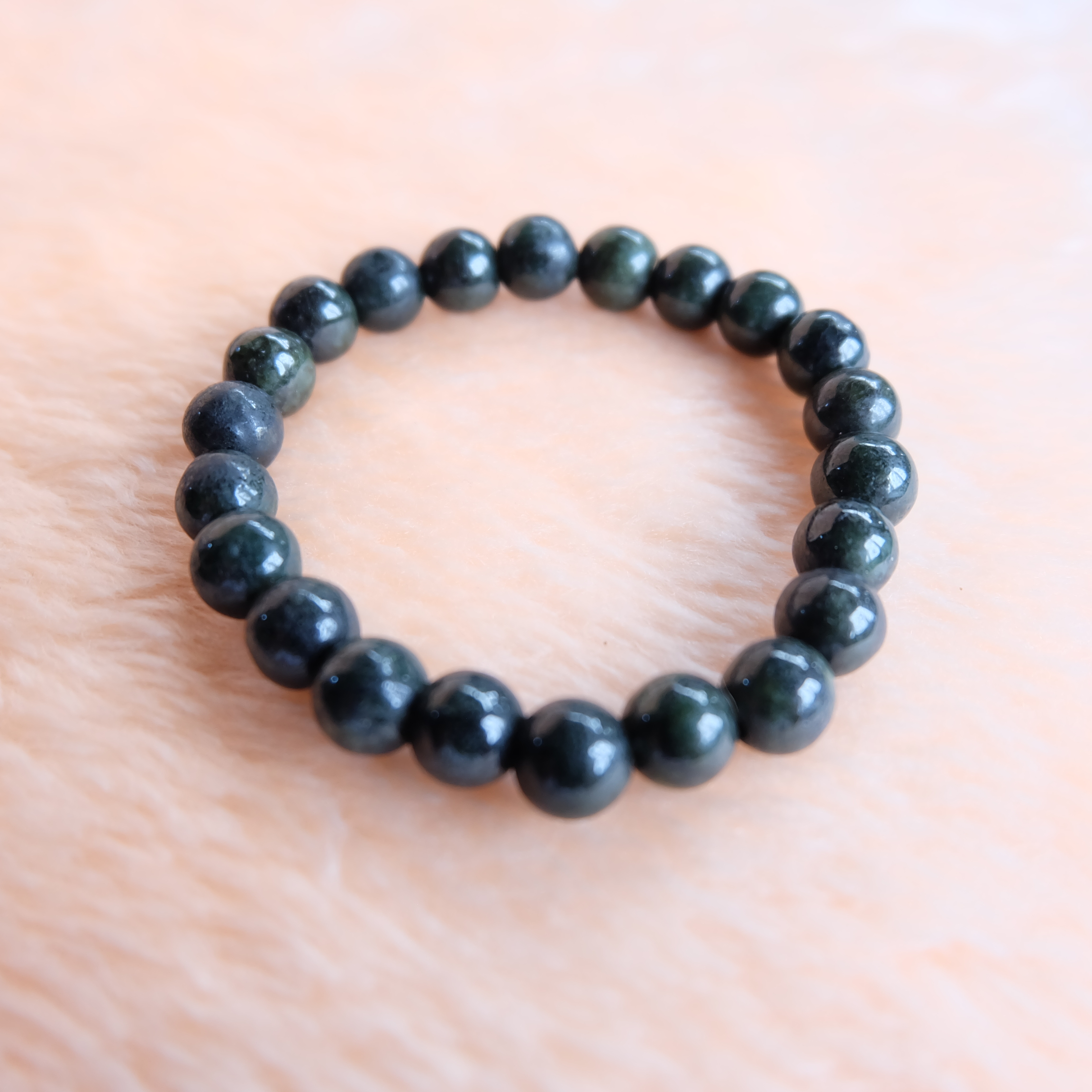สร้อยข้อมือลูกปัดหยกแท้ สีเขียวเข้ม ลูกปัดขนาด 8 มิล. ร้อยด้วยไหมยืด รอบข้อมือ 16 เซนติเมตร