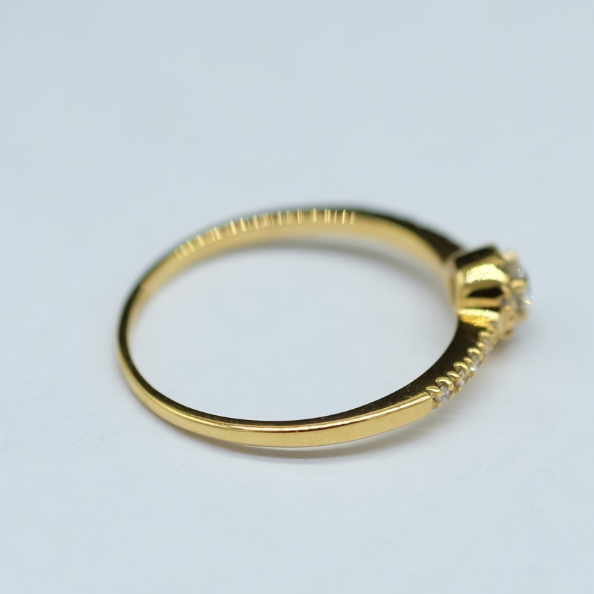 แหวนเพชรเม็ดชูพร้อมเพชรบ่าข้าง บนตัวเรือนทอง18K ขนาดกระทัดรัด ราคาไม่สูงมากครับ