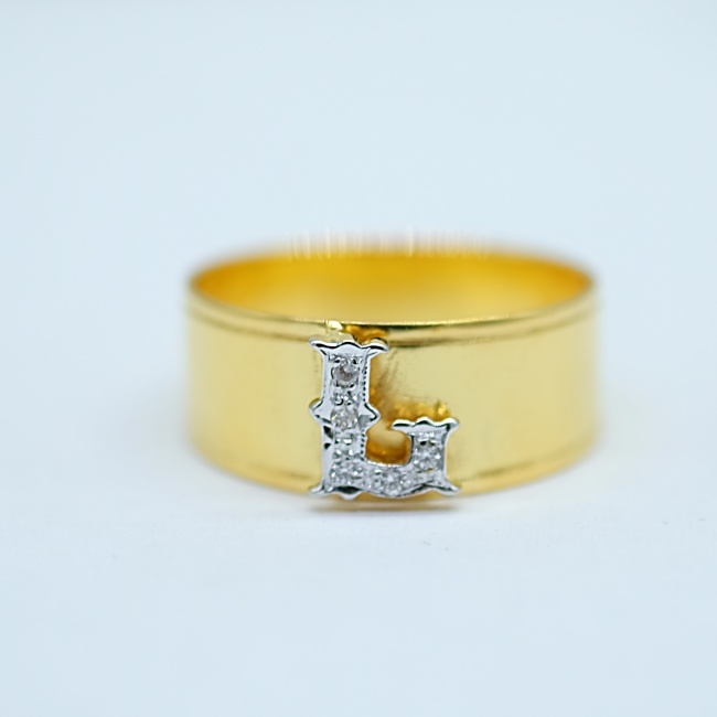 แหวนเพชรรูปตัวอักษรโรม้น L รูปแบบสวมใส่ได้ทั้งชายและหญิงครับ