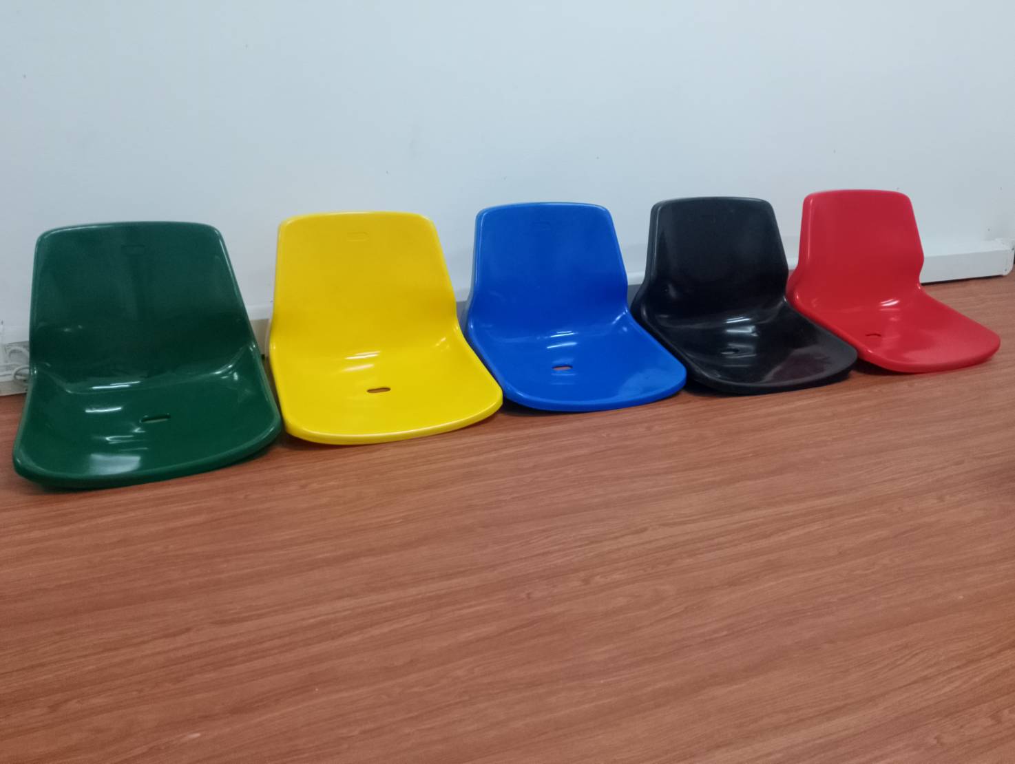 เก้าอี้อัฒจันทร์พนักสูง HDPE เก้าอี้อัฒจรรย์ เก้าอี้ชมกีฬา ที่นั่งอัฒจันทร์ ที่นั่งเชียร์ อัฒจันทร์สนามกีฬา พร้อมส่ง ส้ม เหลือง แดง น้ำเงิน ดำ เขียว