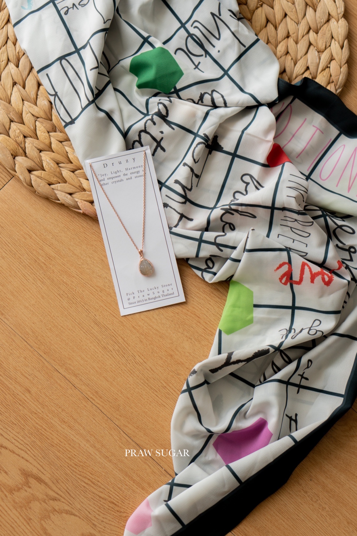 Wall of Love Scarf - ผ้าพันคอลายกราฟฟิควอลล์ออฟเลิฟ (มี 6 สี)