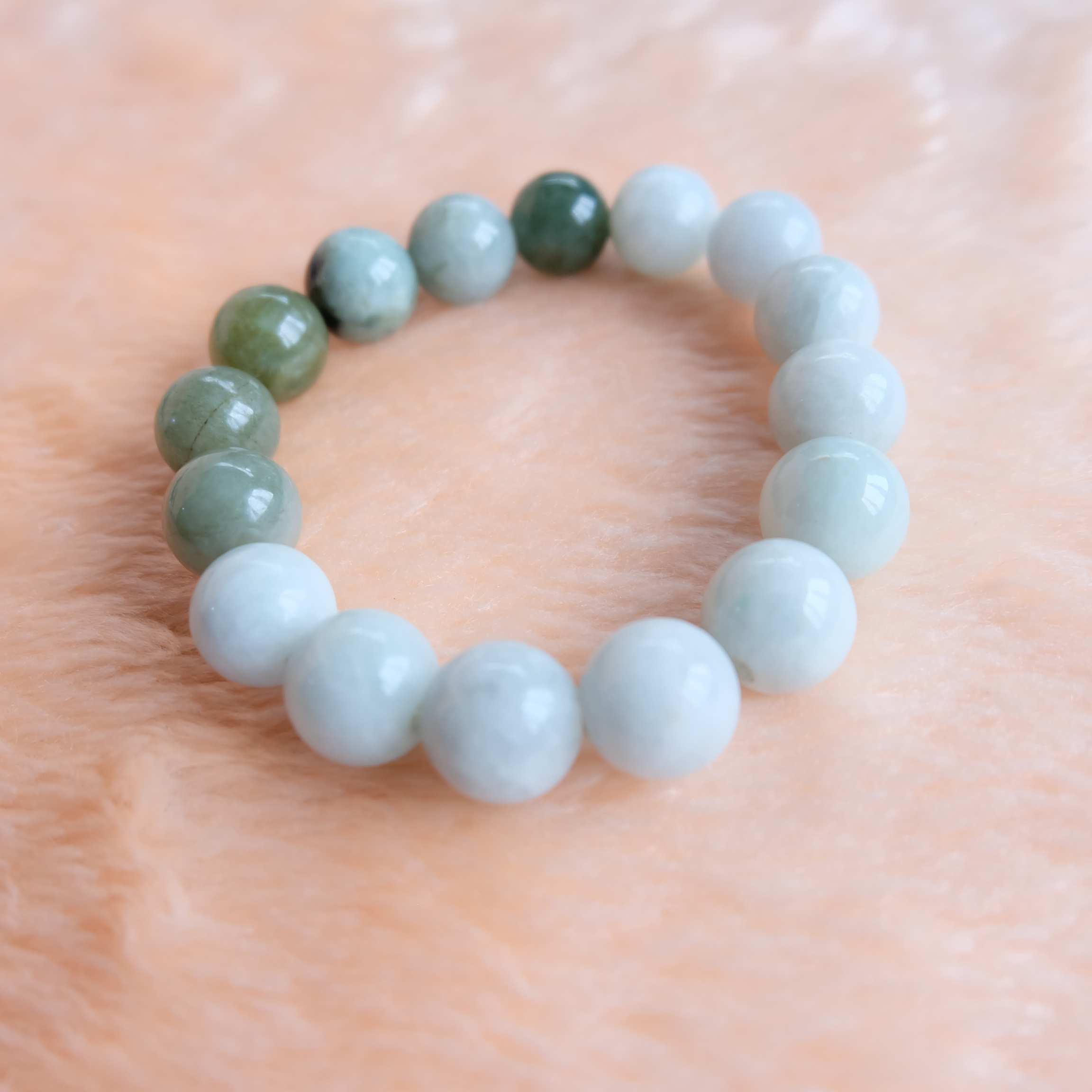 สร้อยข้อมือลูกปัดหยกแท้ หยกคละสี ขนาด 13-14 มิล ร้อยด้วยเอ็นยืด
