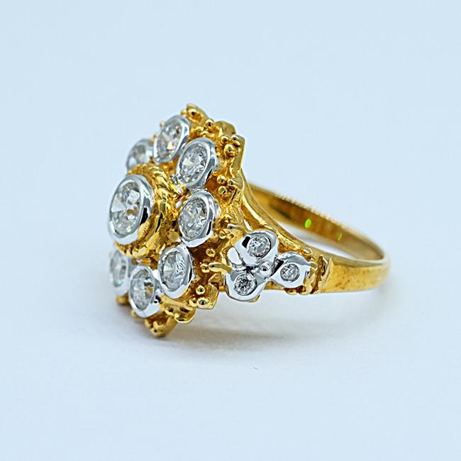 แหวนทรงโบราณงานแบบไทย หน้ากว้าง สำหรับสุภาพสตรีครับ ตัวเรือนทอง9K หรือ 37.5% เปอร์เซนต์ทองครับ