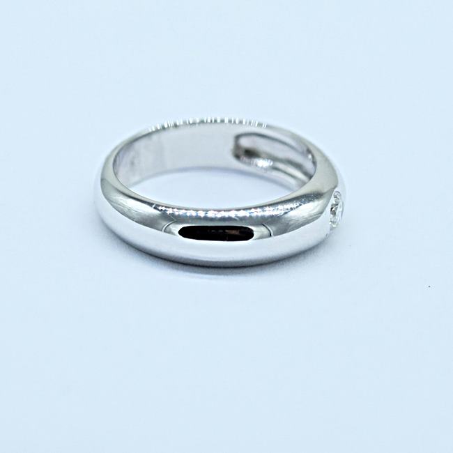 แหวนเพชรทรงปอกมีดฝังเพชร1เม็ดสำหรับสุภาพสตรีครับ